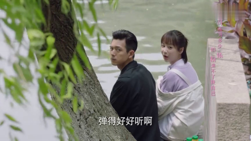 亲爱的，热爱的28 看点：商言为佟年弹吉他唱情歌