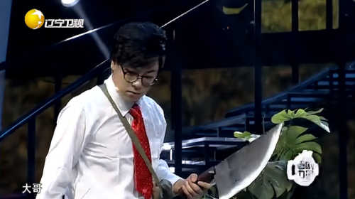 喜剧小品《卖刀》，小伙拿大刀上门推销，买家的反应让你笑一年