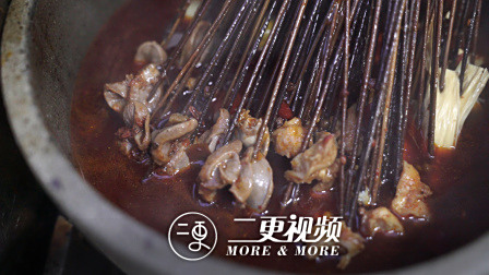 更成都 | 每天卖出一万串！成都这家用27种香料慢火熬制的冷锅串串长啥样？