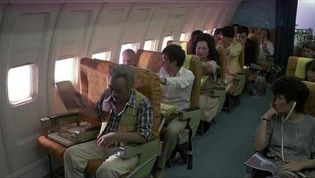铁板烧：阿黄在飞机上吃饭，前面的人往后靠椅子，阿黄被夹住了！