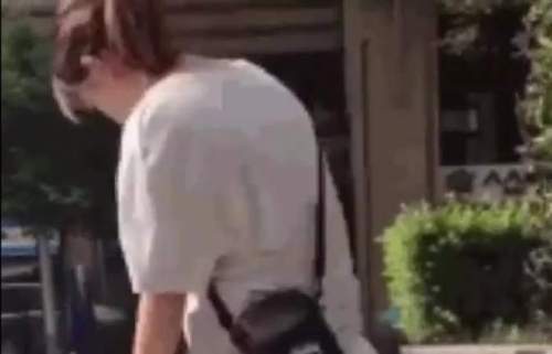 不要笑挑战！老人：扶我一下。路人：我扶你干嘛