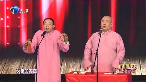 相声：小伙边打快板，边唱《水手》，伸头缩脑的样子太搞笑