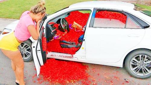 国外小伙恶作剧，将超辣零食放入女友车里，开门一瞬间看着都疼