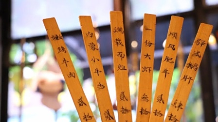 更成都 | 成都有一家贩卖缘分的烤肉店，能不能吃肉竹签说了算