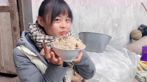 四川幺妹回归农村生活，屋后种菜养鸡鸭，看看她午饭吃啥呢？