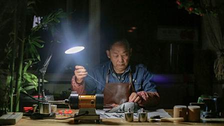 大爷自学做动物标本，分离皮肉内部填充棉花缝合，让冰冷的鸟尸再散余热