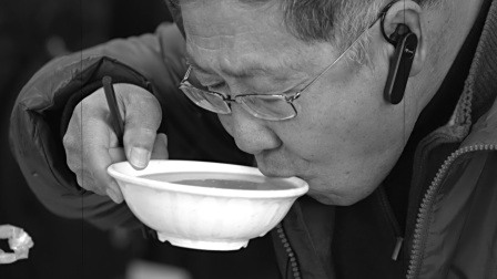 在北京做“黑暗料理”，他是认真的