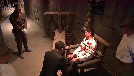 鬼子审犯人无果，不料军官打量犯人一遍，就知道事情没那么简单！
