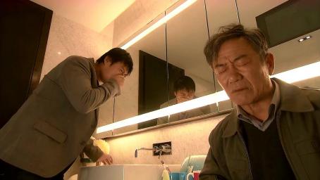 野鸭子:父亲吃坏肚子上吐下泻,快被儿子嫌弃死了,真是不孝子