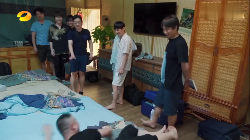 向往的生活4第8期看点：岳岳一脸萌萌起床气