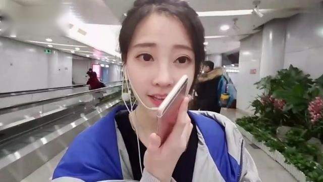 冯提莫机场演唱自己的歌曲《再见前任》