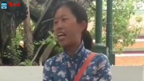 泰国旅游遇到的中年女导游，介绍晚上的表演时，把所有人逗笑了！