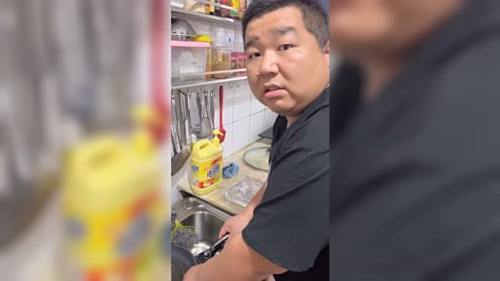 用最狠的表情，说最怂的话，有家庭地位就是这么豪横