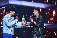 不喝不喝！《中国新歌声》发布会上谢霆锋送周杰伦奶茶！