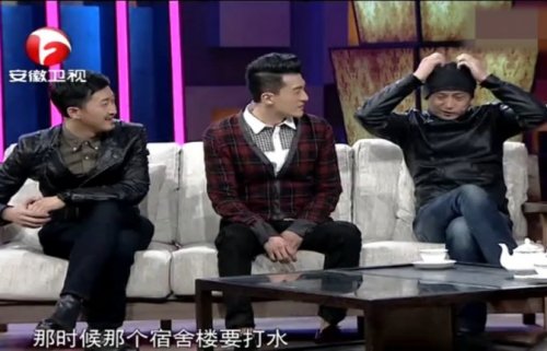 孙艺洲被同学爆料糗事，打水时光着膀子还唱着歌，同学们笑惨了