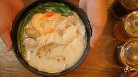 大连招牌海鲜面，猪骨黑鱼浓汤打底