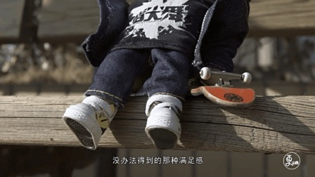 这么小的滑板怎么玩? 看小哥行云流水的指尖魔法!