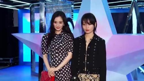 杨幂骑自行车倡导绿色出行很少女，用双jio刹车显反差萌