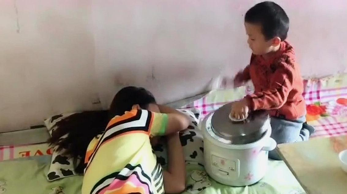 妈妈正在休息，亲生的儿子竟这样恶整她，网友：这是要当饭煮了吗