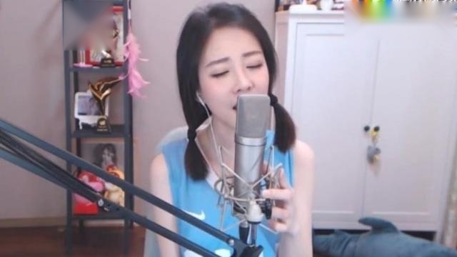 冯提莫一首《再见前任》让多少人听红了眼，歌声醉人