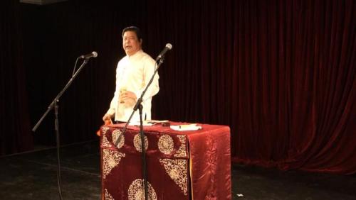 相声《已用杨志卖刀》王顺亭打起快板，观众热烈鼓掌