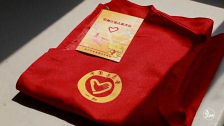 儿子不幸病逝，退休夫妻爱心服务盲人孤老10年，看哭了！