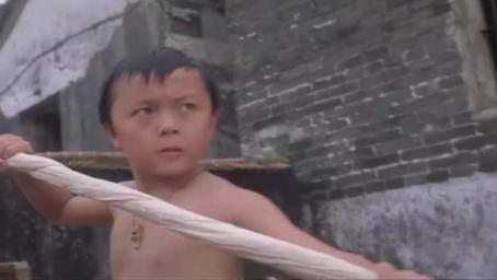 小飞侠吃饭端一盆米饭，老爸却问他是不是胃口不好，吃这么少