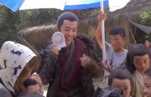 《狼殿下》花絮曝光，肖战在片场请小孩吃零食，看到是什么后惊了