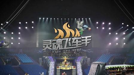 外国帅哥28米高空骑摩托炫技，16秒8车连飞，这一幕惊