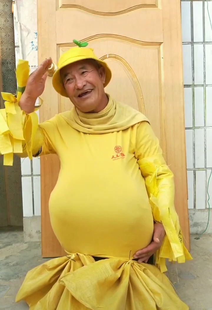 年龄和肚子都是最大小黄鸭 爷爷说他这是六月怀胎小黄鸭