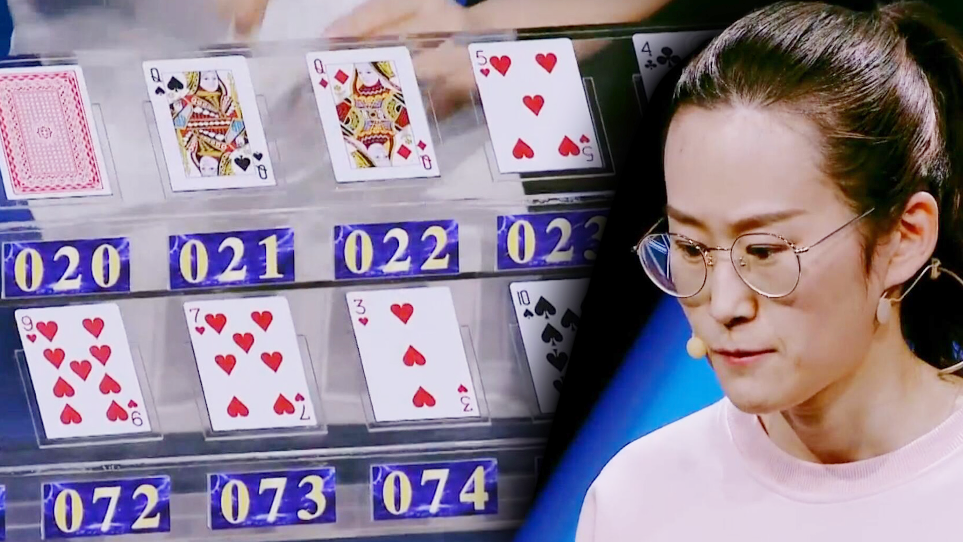 女记忆大师2分15秒快速记忆混合扑克牌顺序 准确复盘104张扑克牌