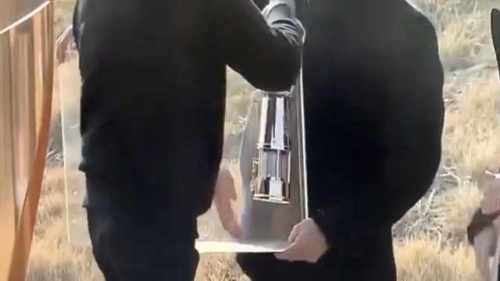 尴尬！日本当地举办奥运圣火欢迎仪式，直播中圣火被风吹灭