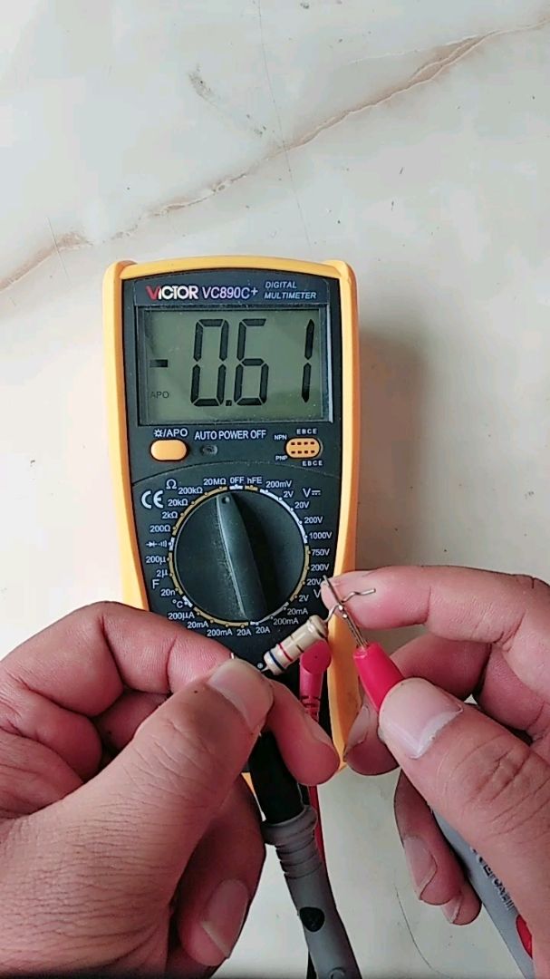 使用万用表测量电阻器阻值大小测量方法.