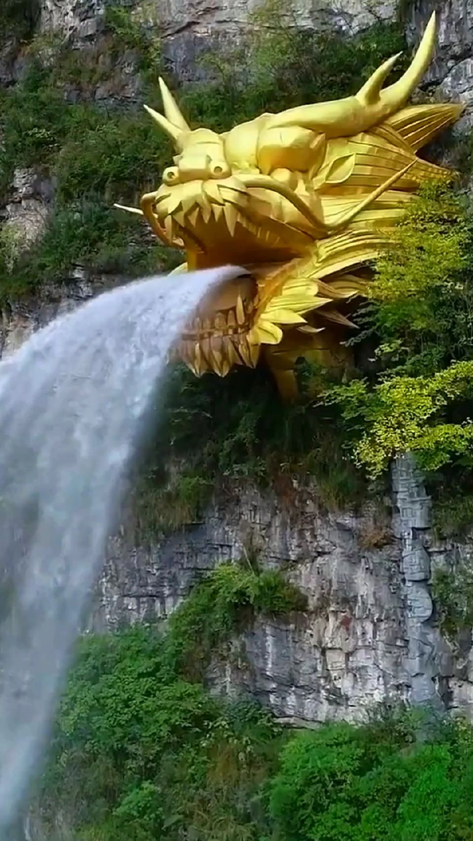 黔南大山悬崖有一大金龙头,源源不断金龙吐水