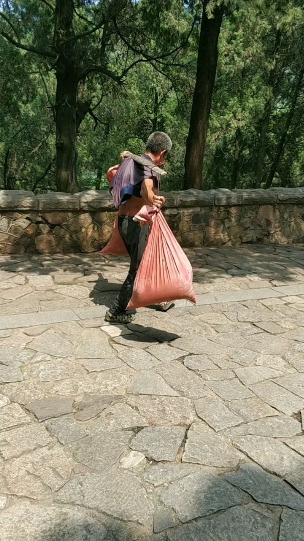 泰山挑山夫,最辛苦的工作,赚最干净的钱