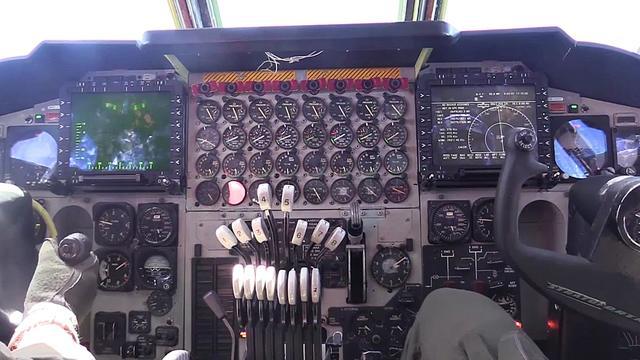 图160轰炸机驾驶舱图片