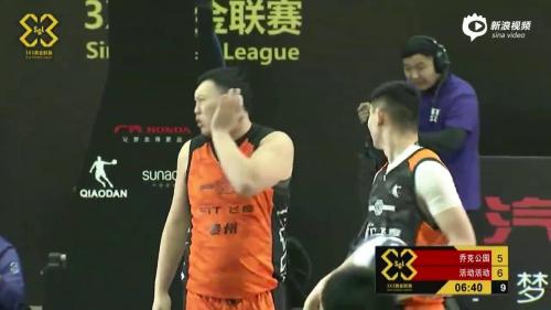 【乔克公园奥尼尔！张家伟篮下推土前进轻松