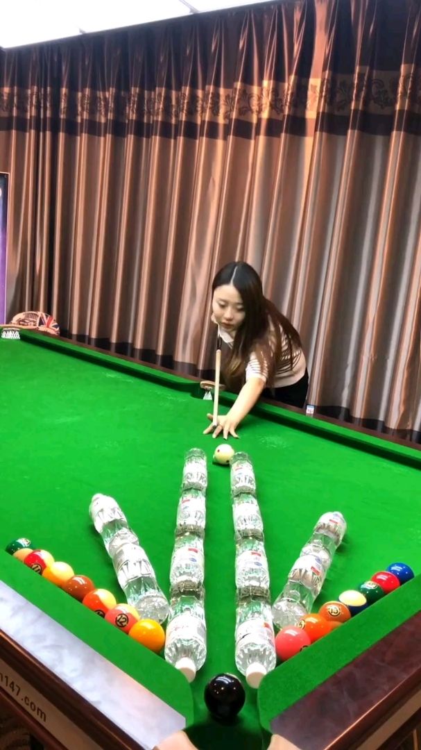 美女花式台球,这个造型摆了好久(70▽70)