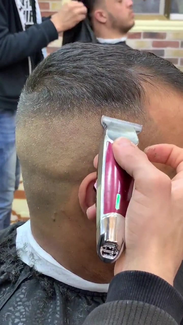 头发都剃光了还用梳子梳几下,有同样习惯的发型师吗?举个手