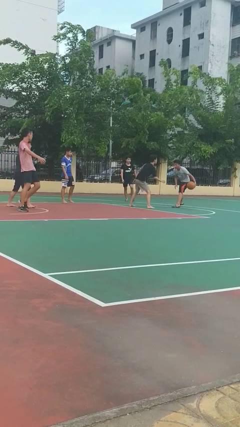 今天去镇中打球,似乎看到了曾经的自己,老铁们有光脚打过球吗?