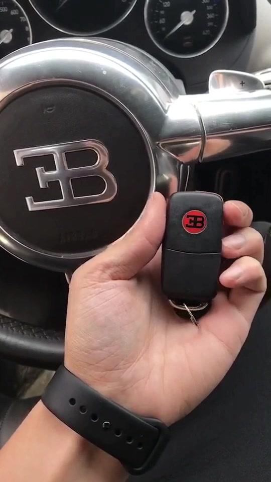 让我来看看布加迪威龙的钥匙到底有多双击关注每天给你们带来各种各样