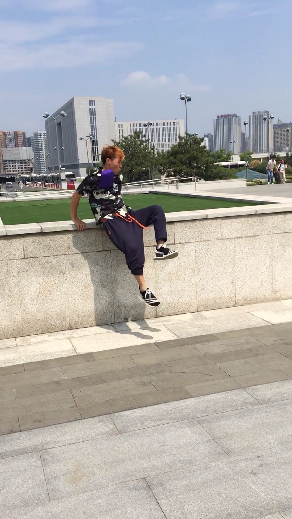 跑酷运动员翻越障碍行云流水