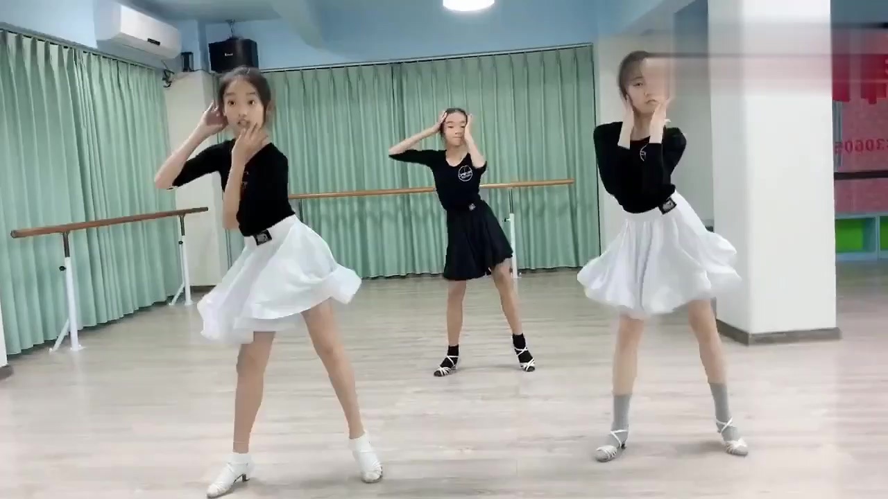 拉丁舞女孩们跳恰恰努力的样子真美怎么看都看不够