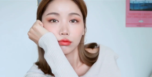 美芽| 早秋季,液体眼影与针织衫更配哦