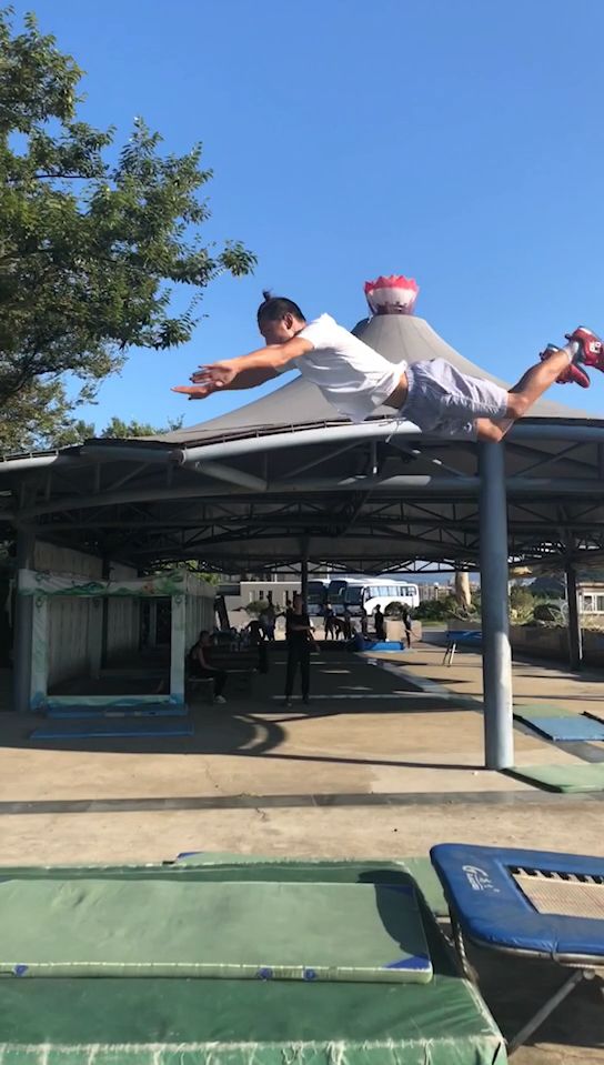 这样的前空翻见过么?展体前空翻