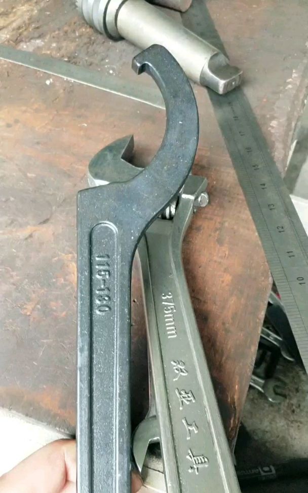 演示这种特殊板手是怎么操作