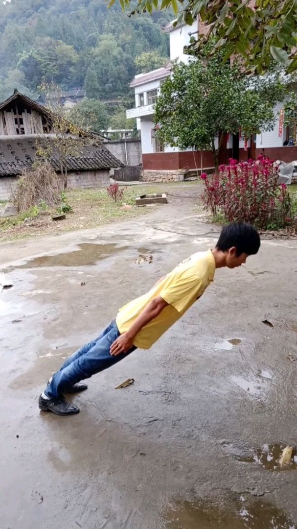 倾斜45度不倒 村里人都惊呆了