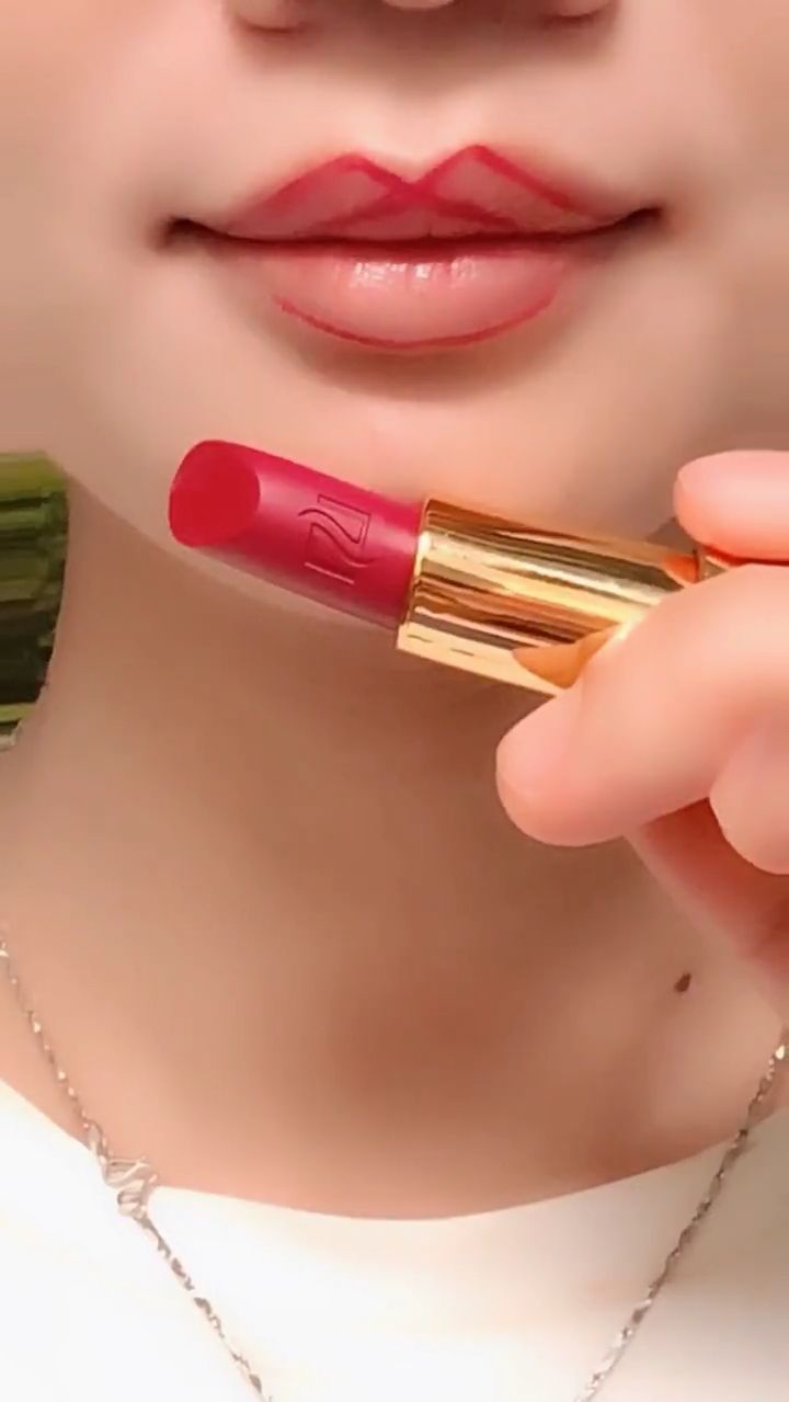 美女最爱的花瓣唇画法,学起来