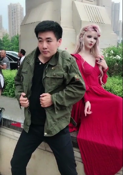 断头舞大叔遇到芭比了