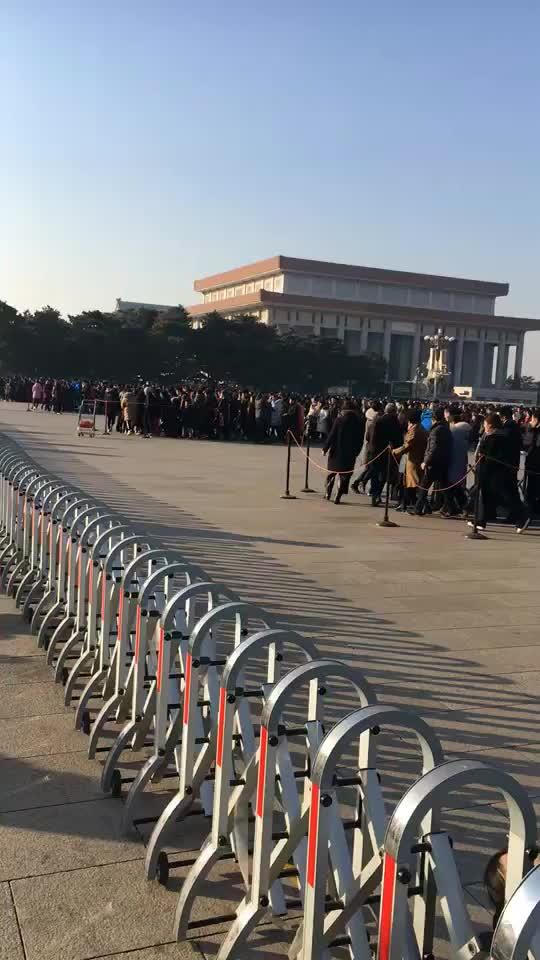 来到首都北京,那是人山人海,彩旗飘飘啊